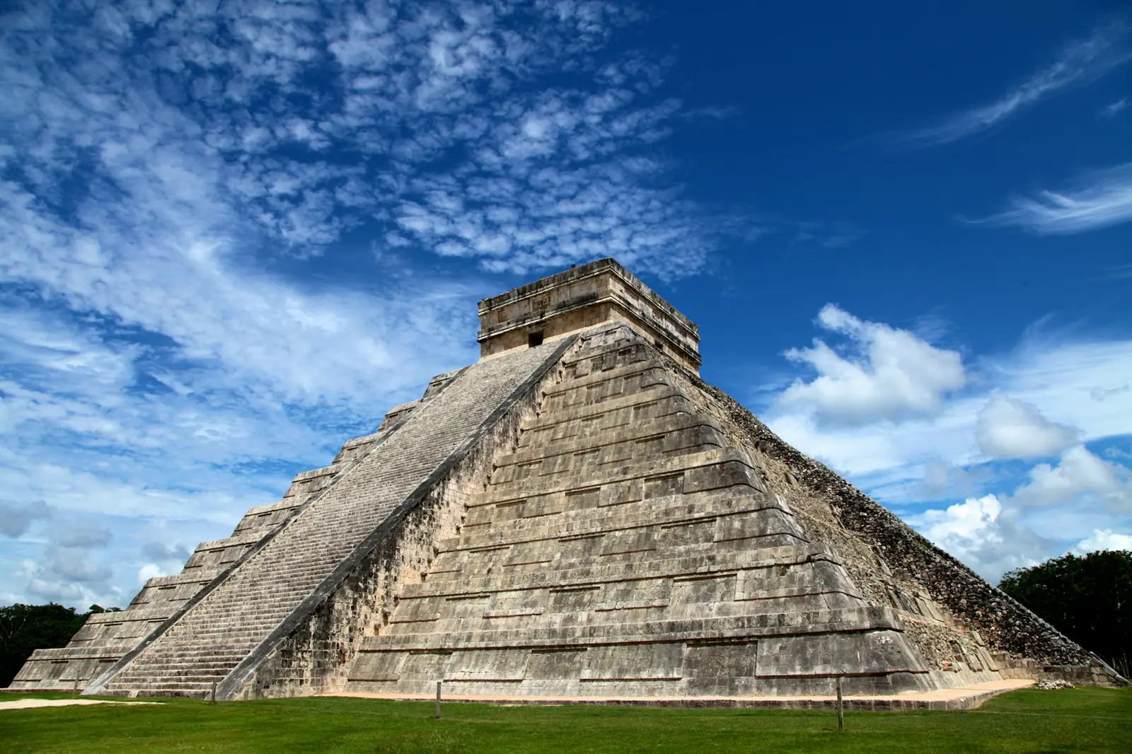 El Castillo pyramid at Chichén Itzá under a blue sky