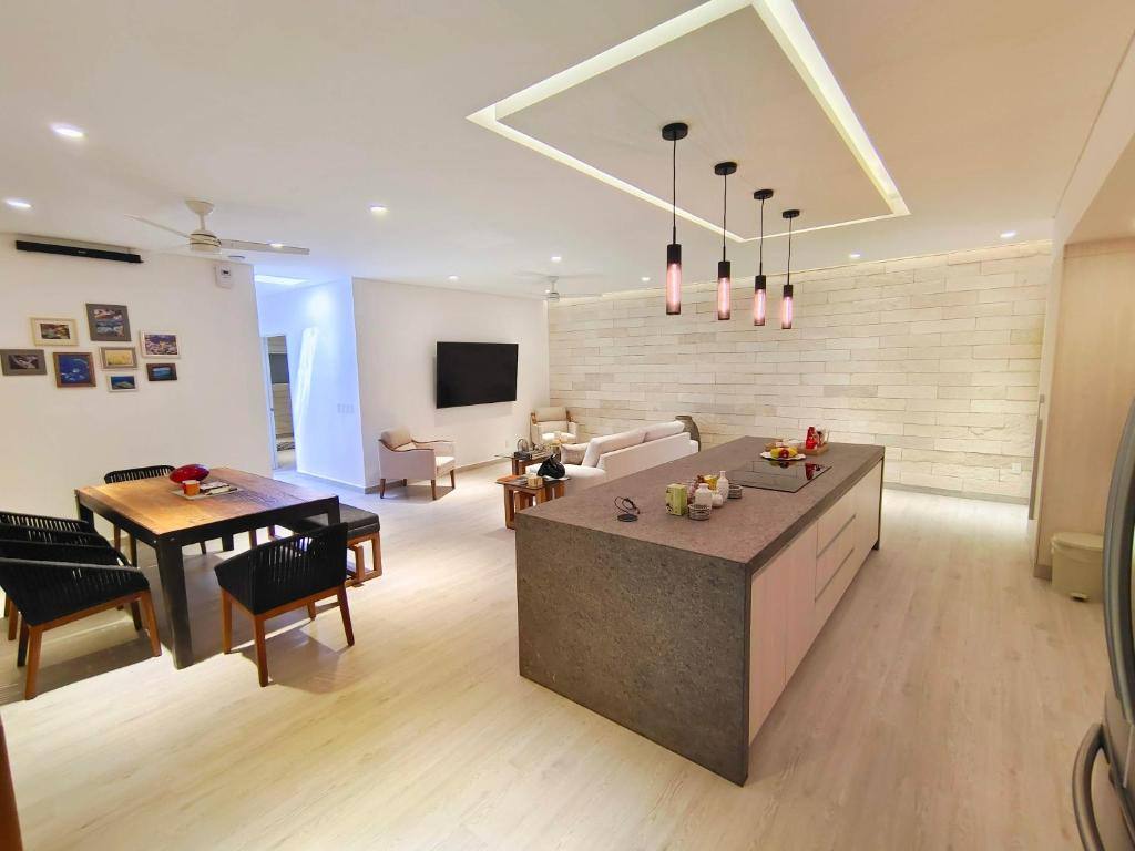 1st Luxury Warehouse: Dining