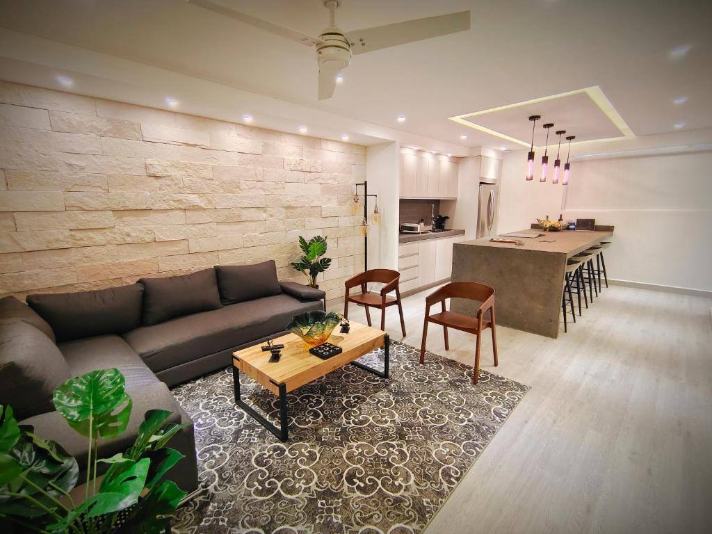 1st Luxury Warehouse: Property views