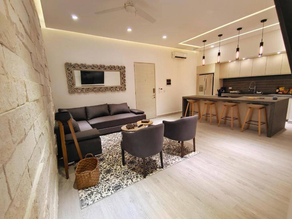 1st Luxury Warehouse: Facilities
