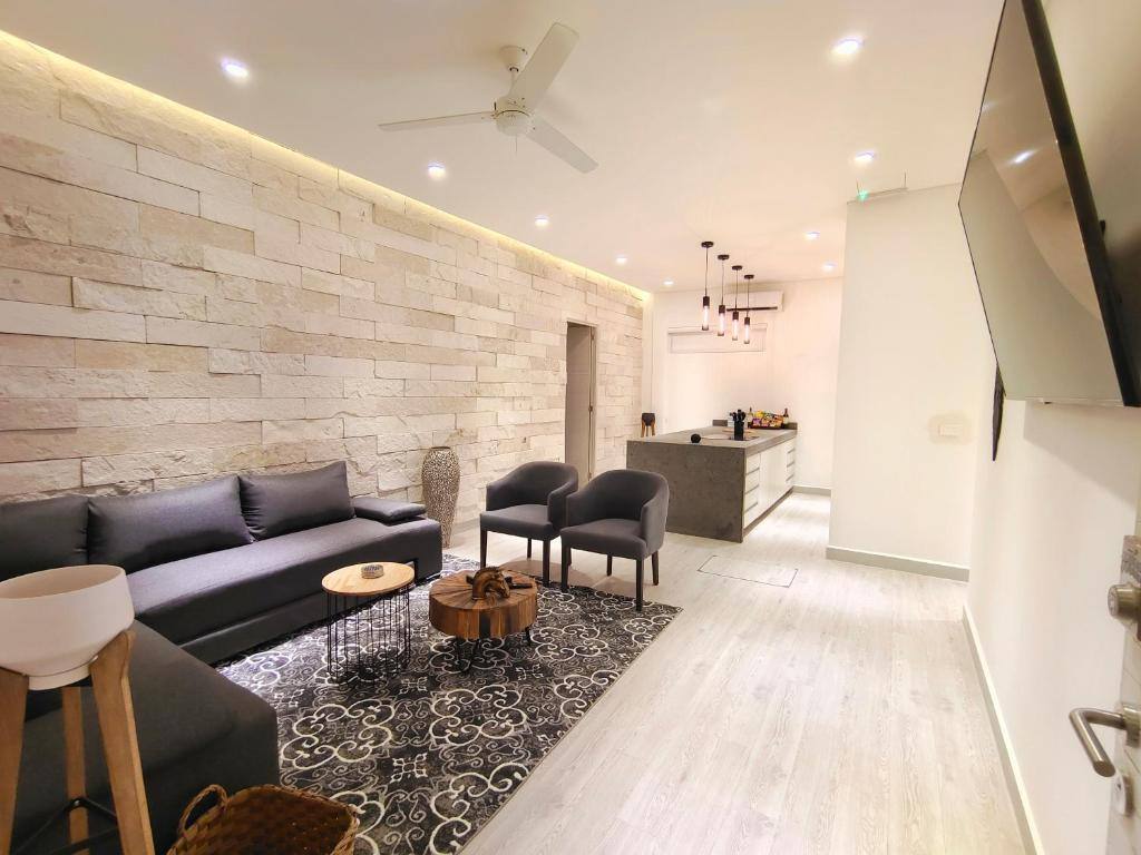 1st Luxury Warehouse: Facilities