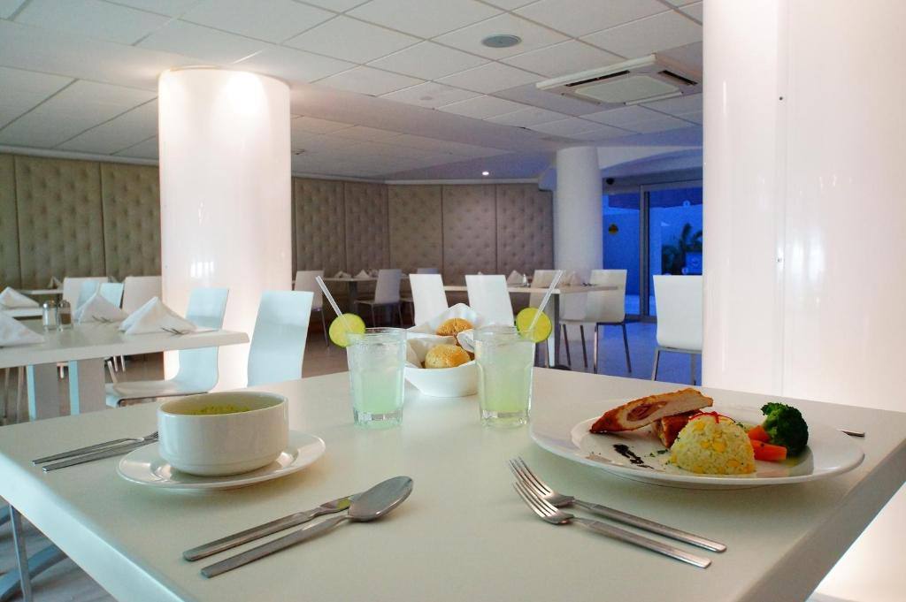 Adhara Express: Restaurant