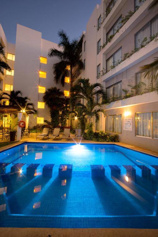 Ambiance Suites Cancun: Swimming pool