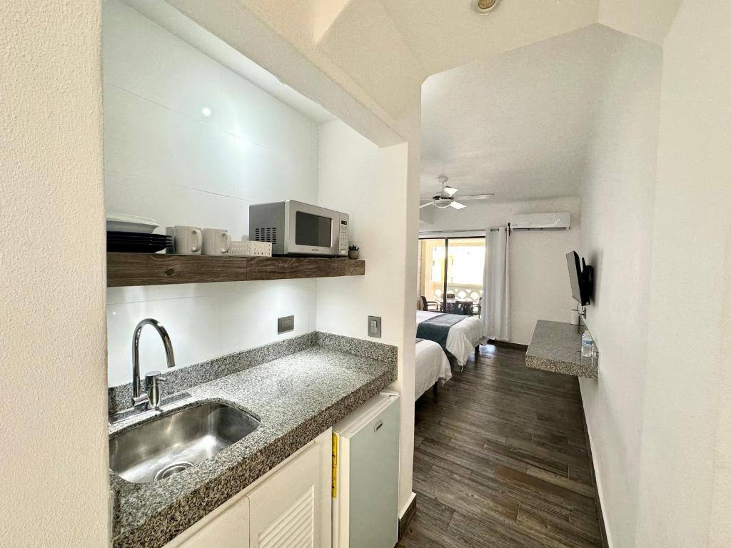 Cancun Plaza - Best Beach: Kitchen