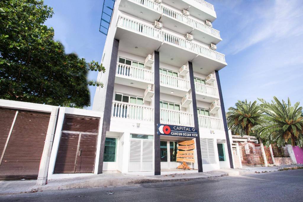 Capital O Cancun Ocean View: Entrance