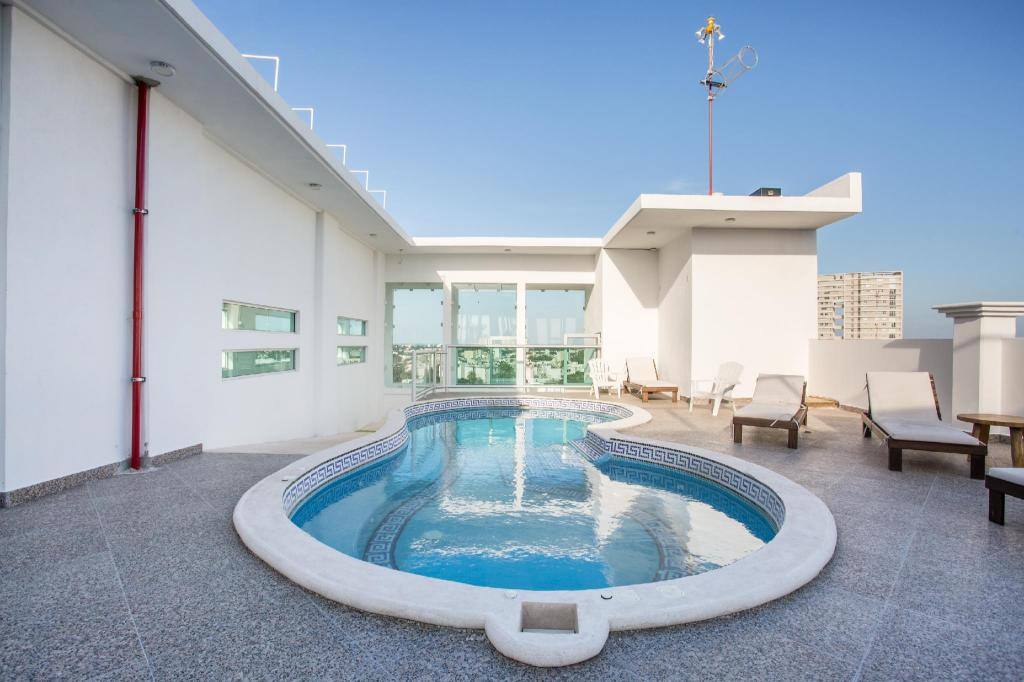 Capital O Cancun Ocean View: Swimming pool