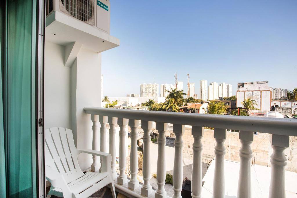 Capital O Cancun Ocean View: Balcony/terrace