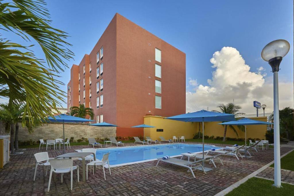 City Express Junior by Marriott Cancun: Exterior view