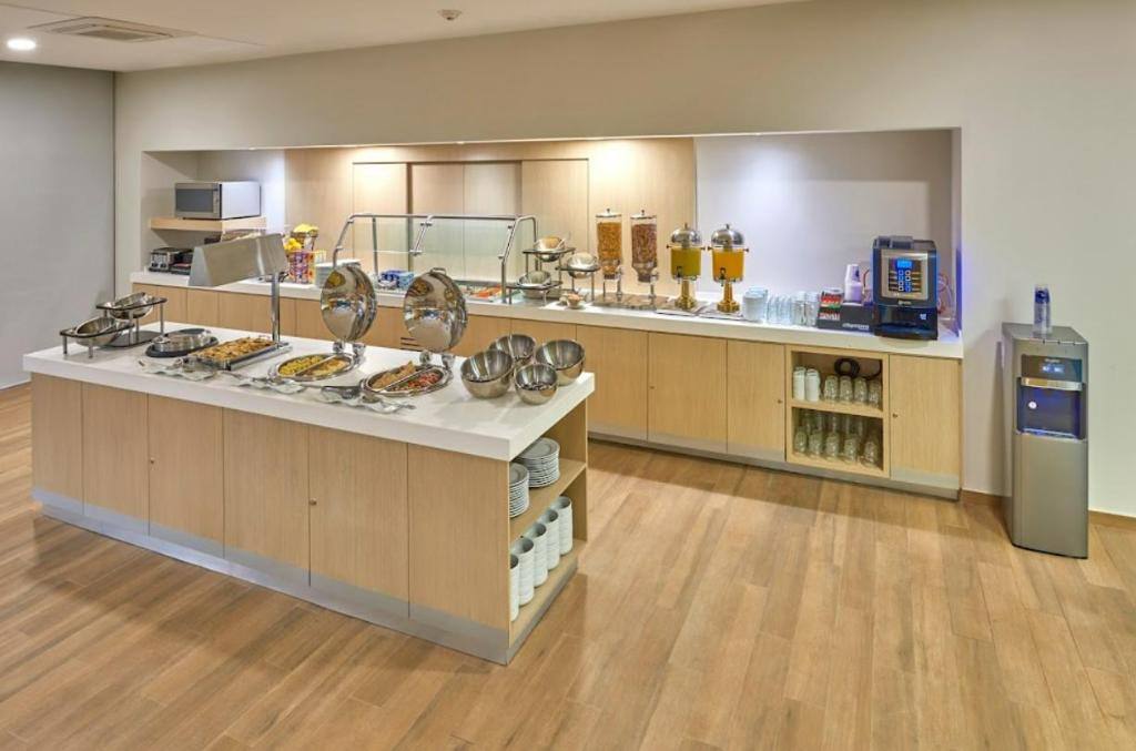 City Express Suites By Marriott Cancún Aeropuerto Riviera: On-site dining