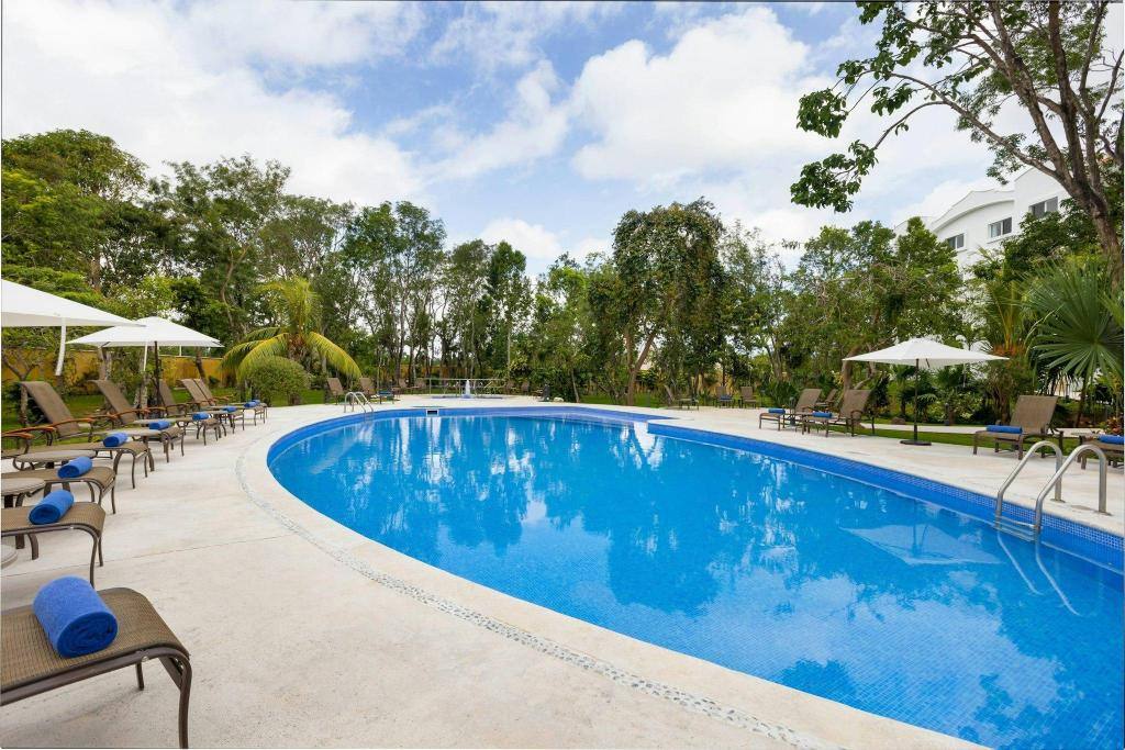 Courtyard by Marriott Cancun Airport: Swimming pool