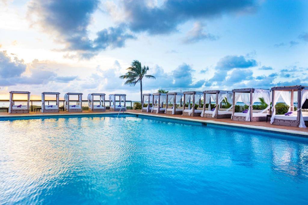 Crown Paradise Club Cancun: Swimming pool