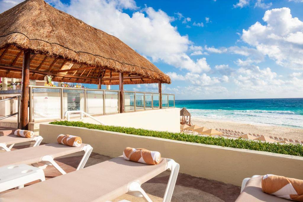 Crown Paradise Club Cancun: Beach