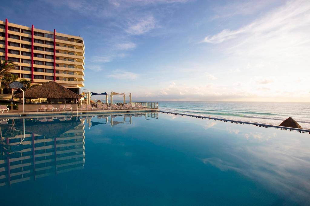 Crown Paradise Club Cancun: Swimming pool
