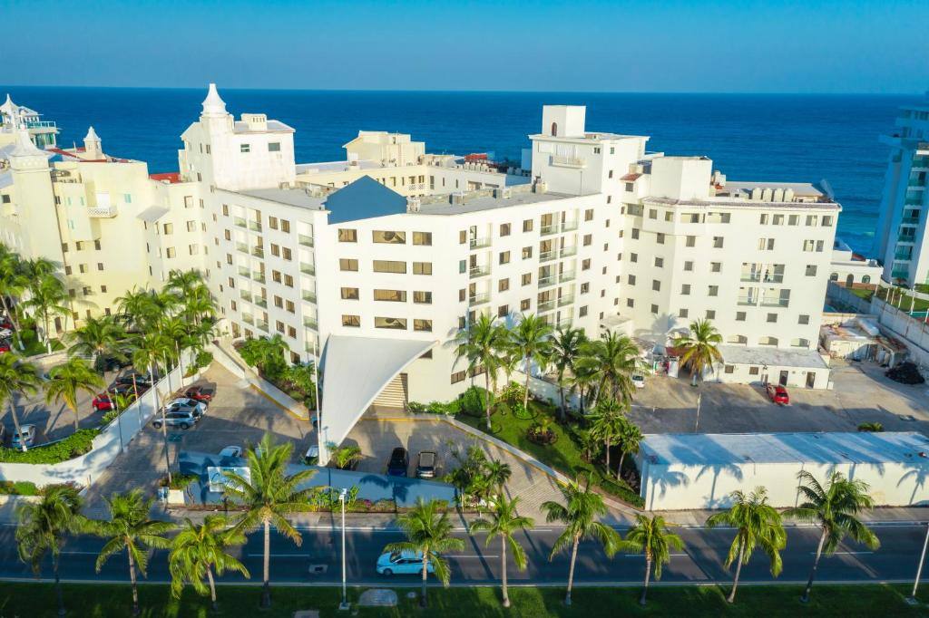 Cyan Cancun Hotel & Spa: Exterior view