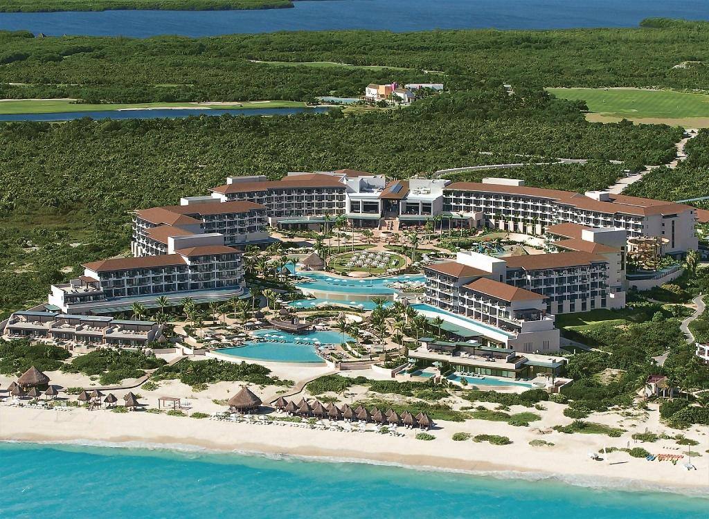 Dreams Playa Mujeres Golf & Spa Resort: Surrounding environment