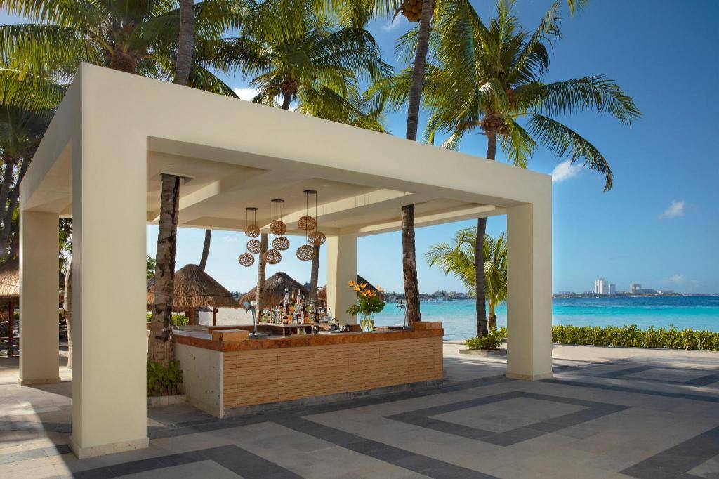 Dreams Sands Cancun Resort & Spa: Poolside bar