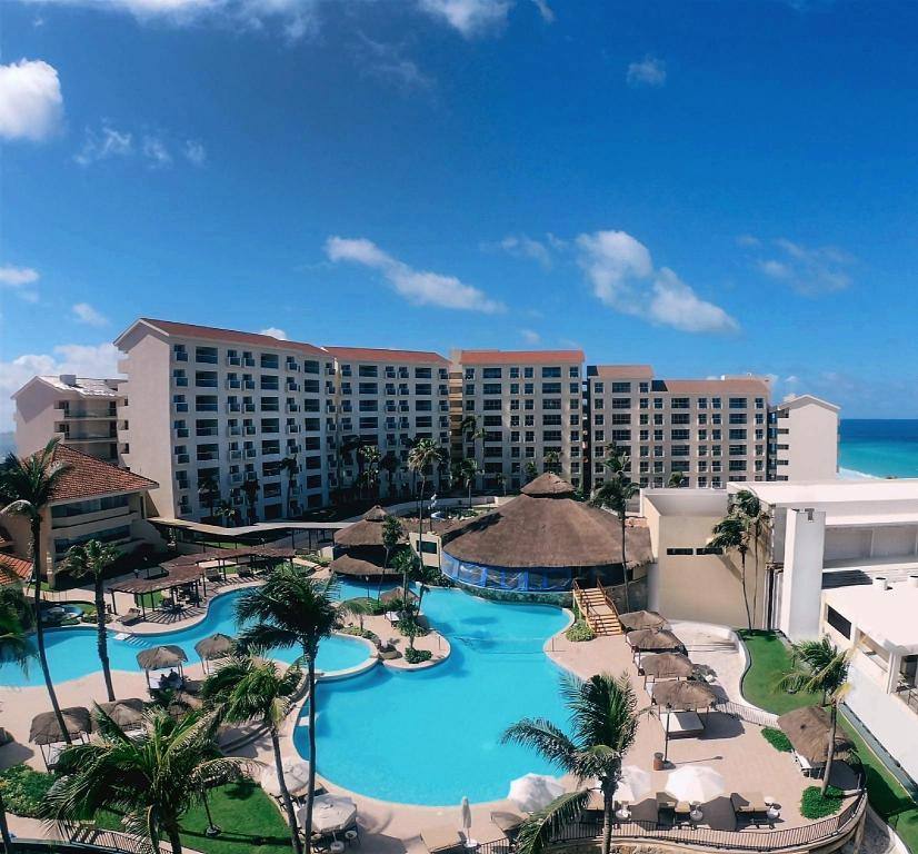 Emporio Cancun: Exterior view
