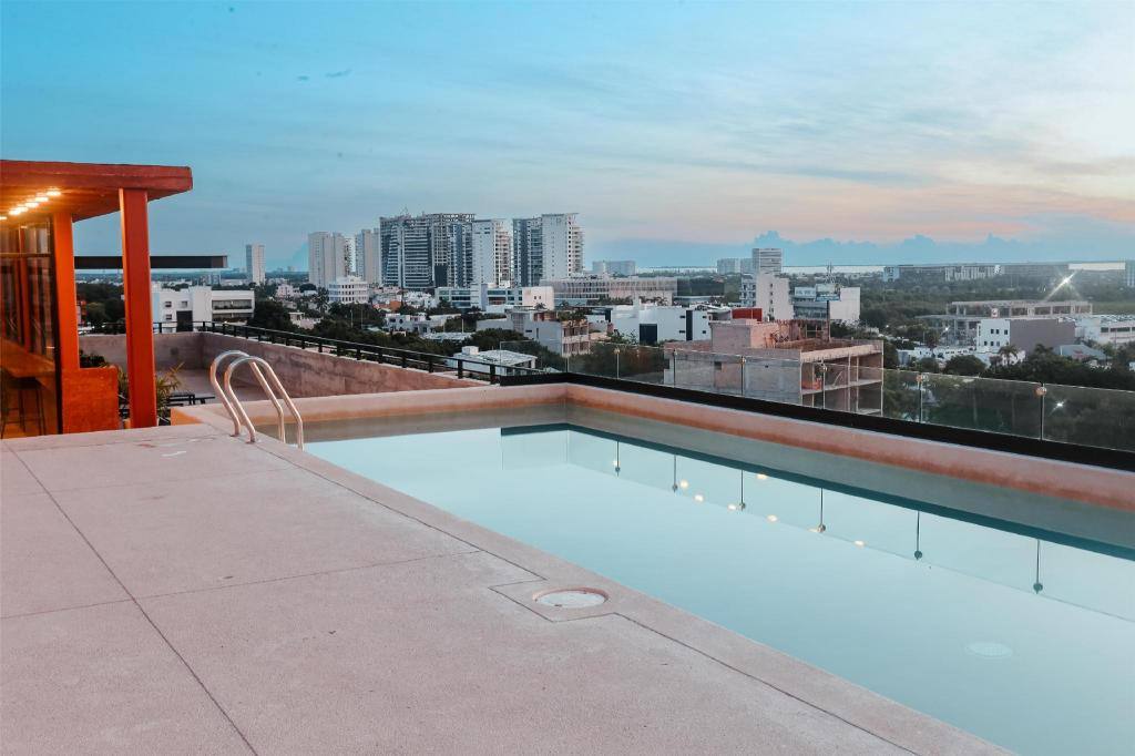 Everglades Suites: Swimming pool