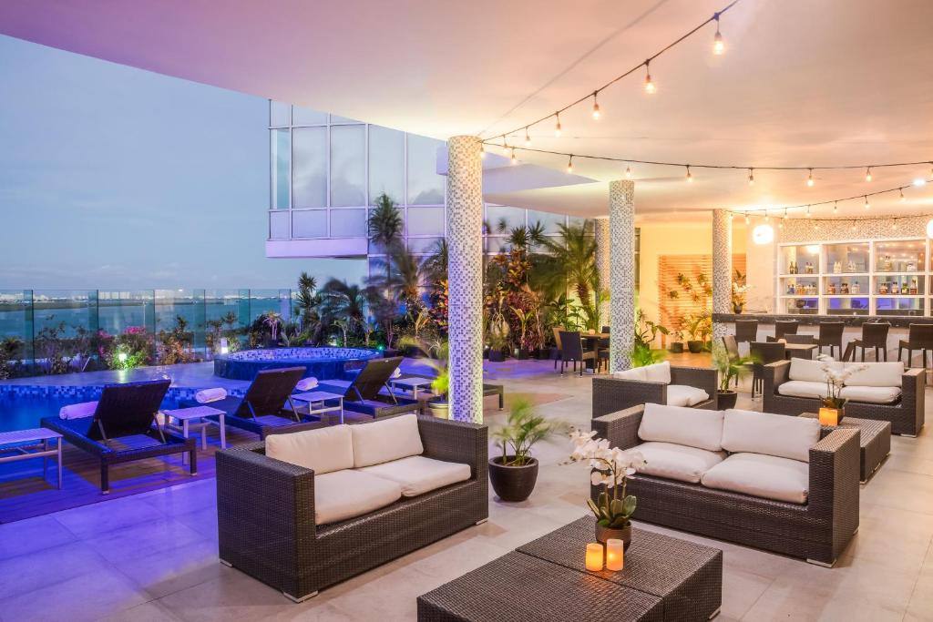 Fiesta Inn Cancún Las Américas: Exterior view