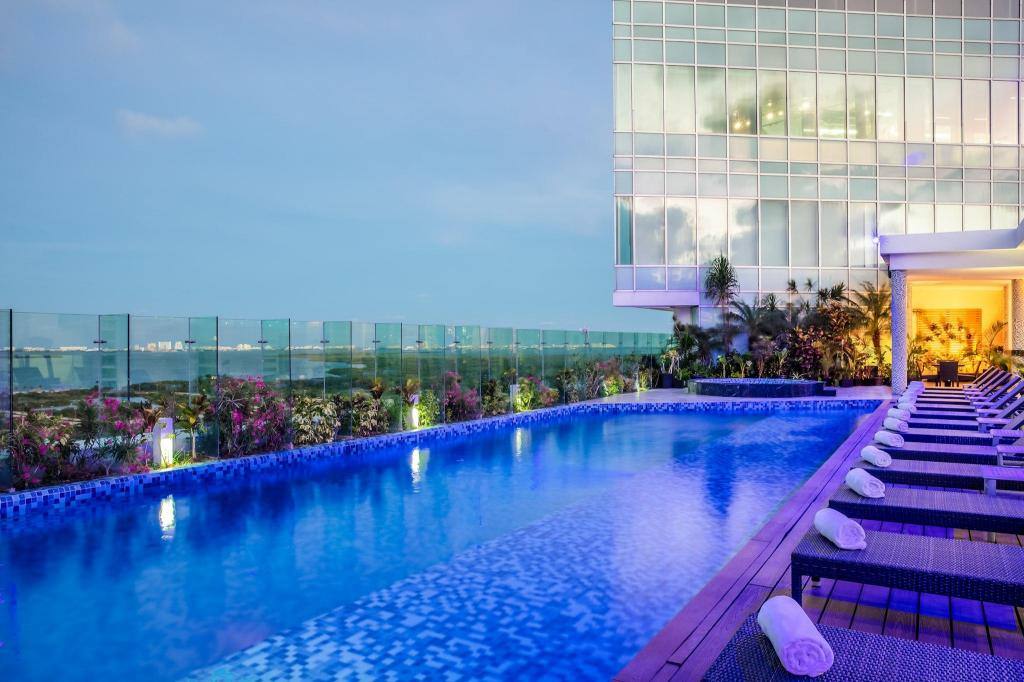 Fiesta Inn Cancún Las Américas: Swimming pool