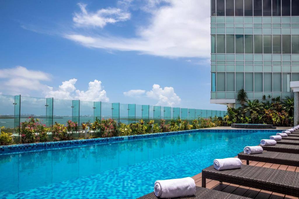 Fiesta Inn Cancún Las Américas: Swimming pool