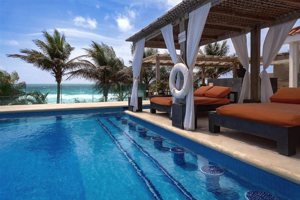 Flamingo Cancún All Inclusive: Poolside bar