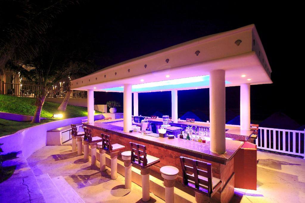 Golden Parnassus All Inclusive Resort & Spa: Bar/lounge
