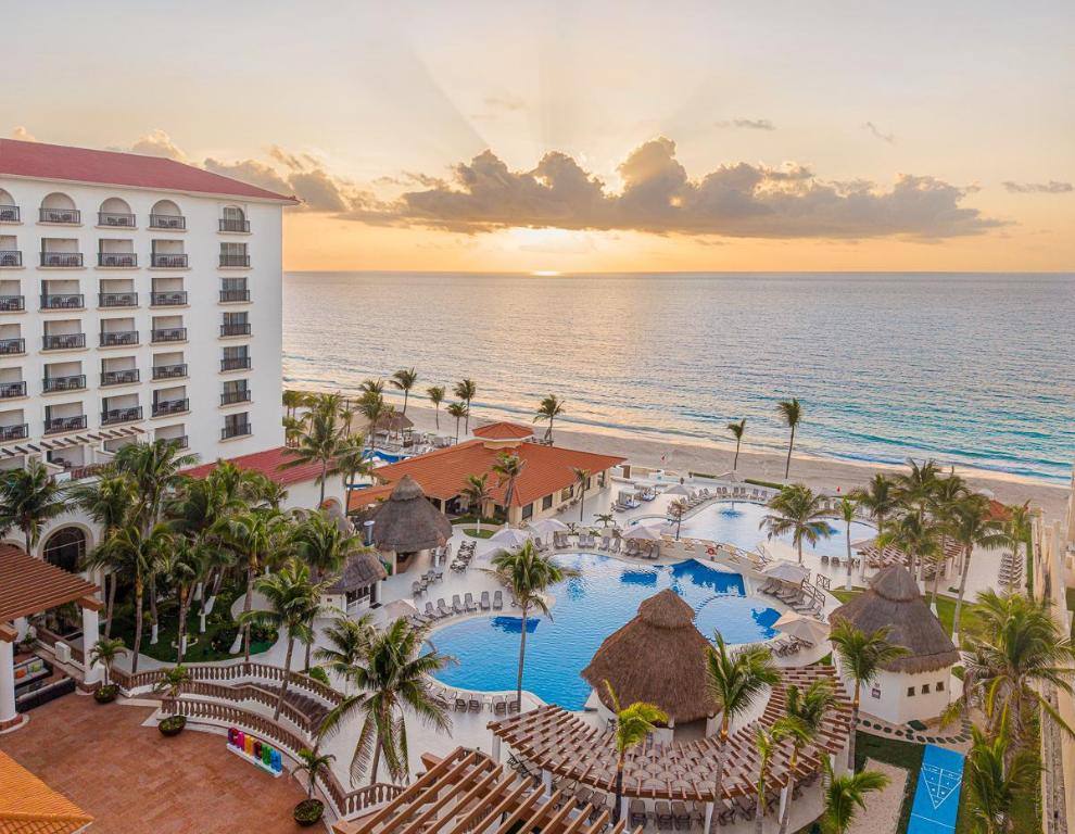 GR Solaris Cancun: Beach