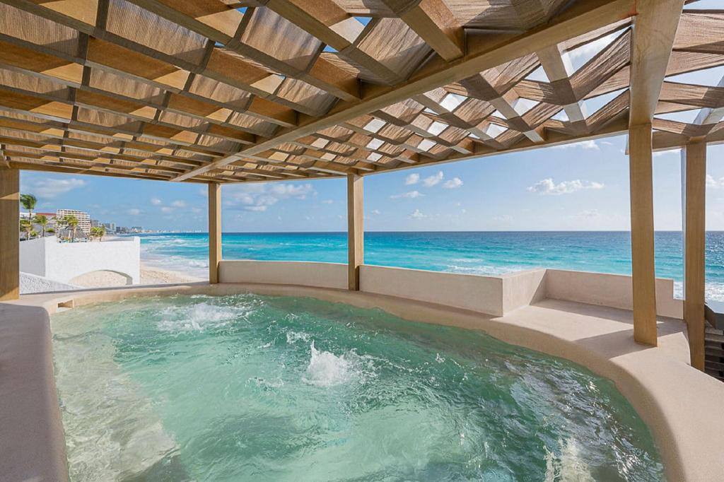 GR Solaris Caribe: Hot tub