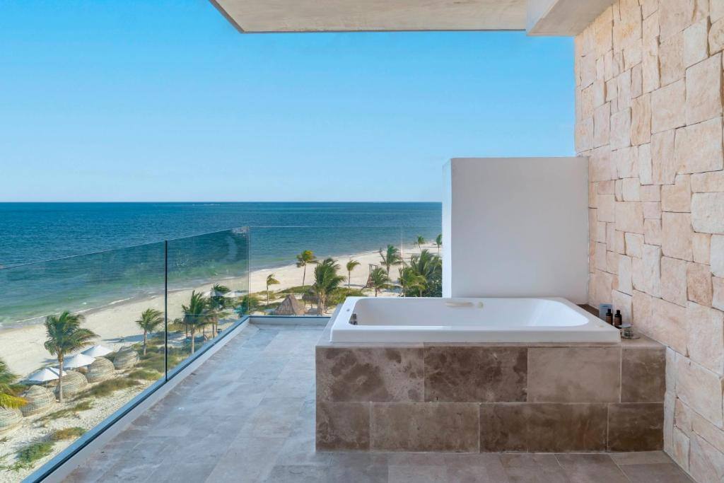 Haven Riviera Cancun: Balcony/terrace