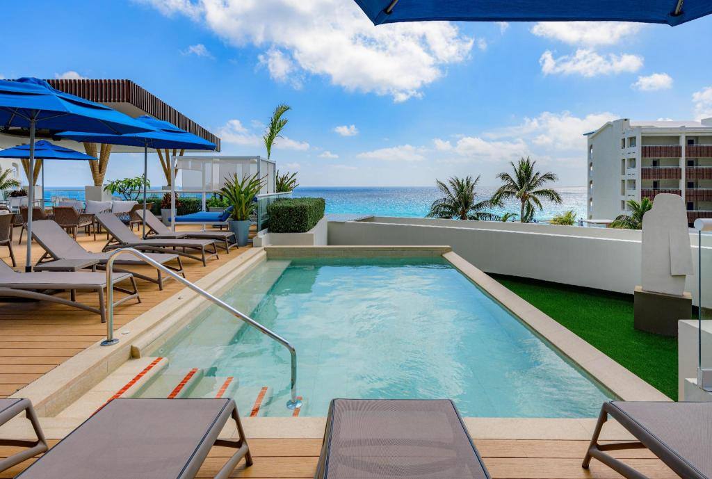Hilton Cancun Mar Caribe All-inclusive Resort: Swimming pool