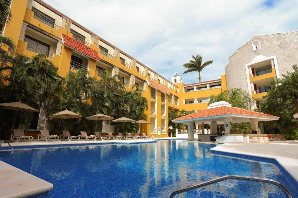 Hotel Adhara Cancún: Swimming pool