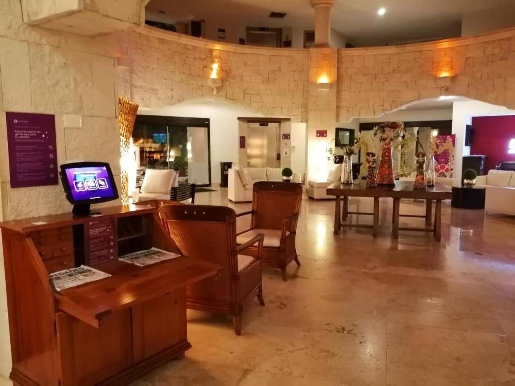Hotel Adhara Cancún: Lobby