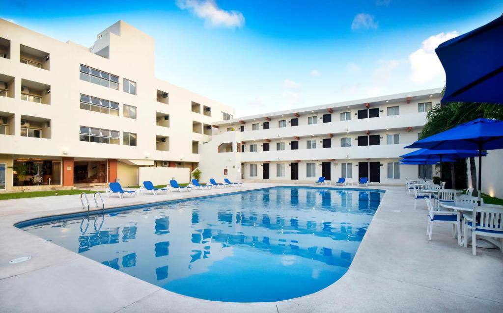 Hotel Bonampak Cancun: Swimming pool