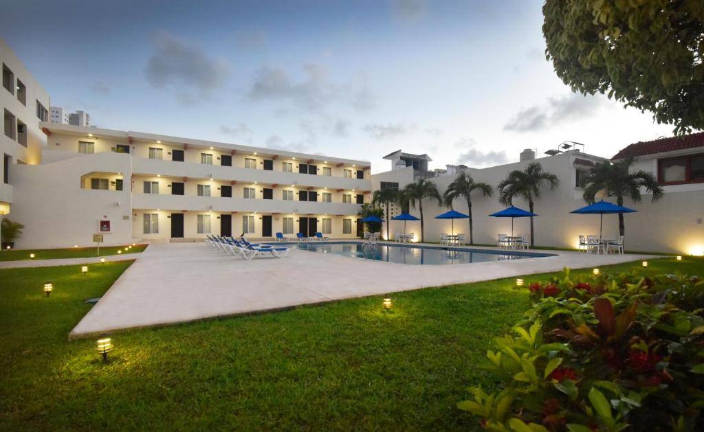Hotel Bonampak Cancun: Garden