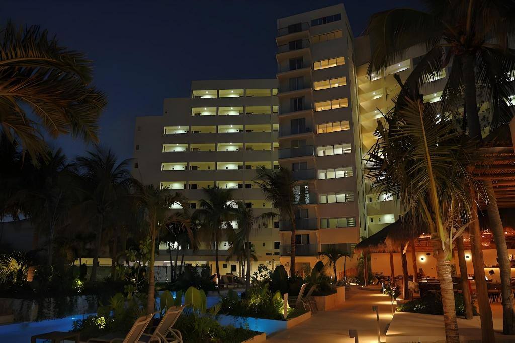 Hotel Calypso Cancún: Property views