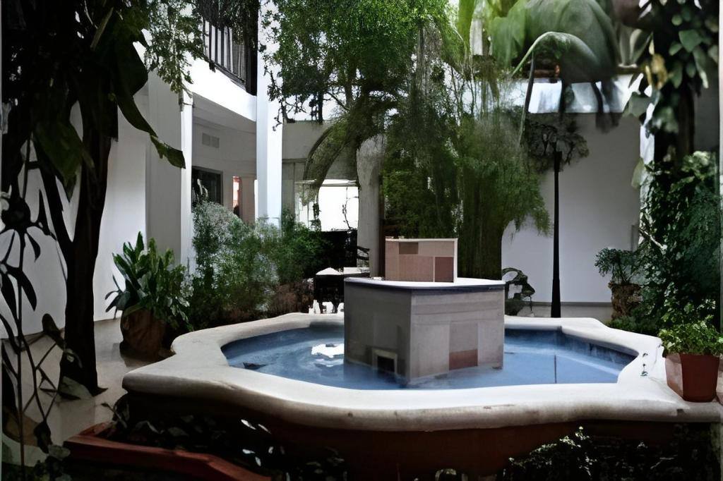 Hotel Colonial Cancún: Surrounding environment