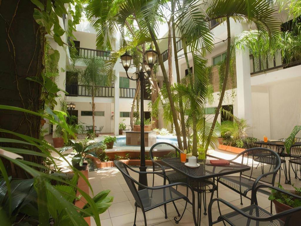 Hotel Colonial Cancún: Property views