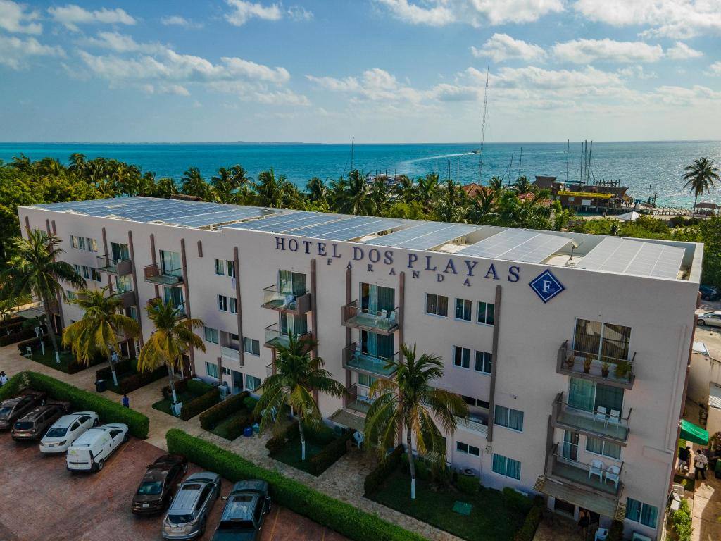 Hotel Dos Playas Faranda Cancun: Parking lot