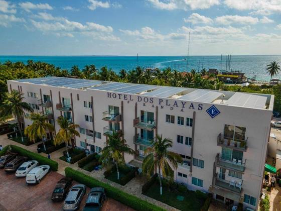 Hotel Dos Playas Faranda Cancun: Parking lot