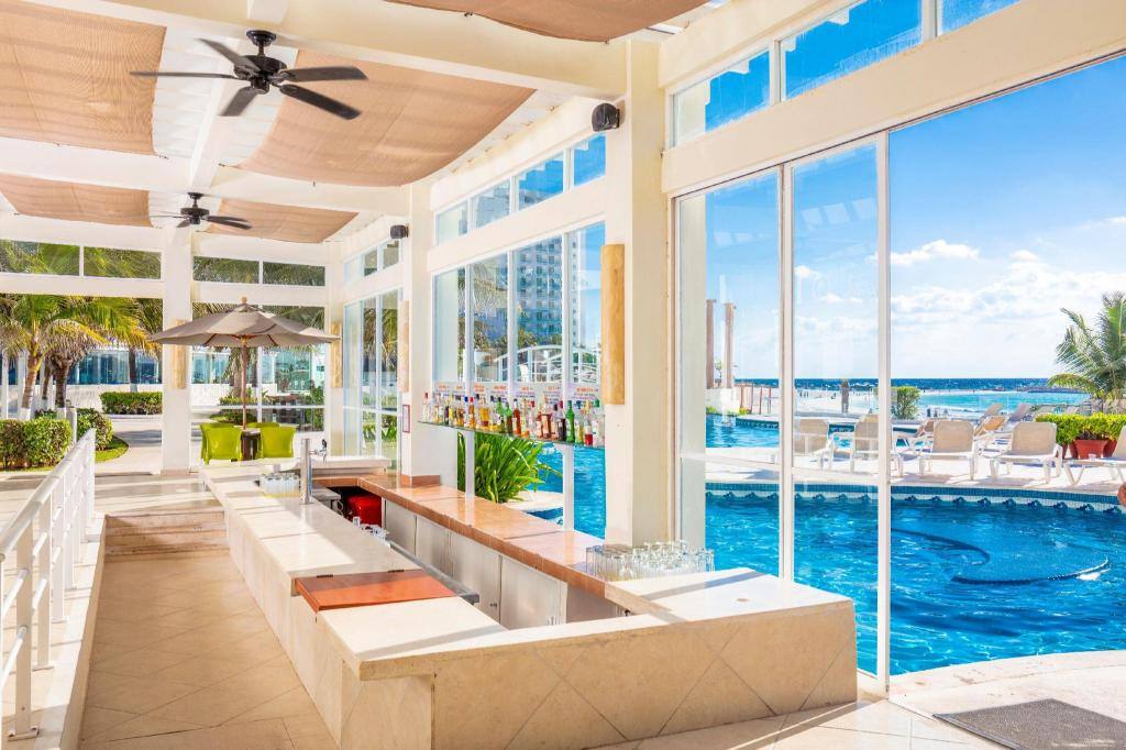 Hotel Krystal Cancun: Swimming pool