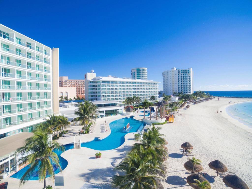 Hotel Krystal Cancun: Exterior view