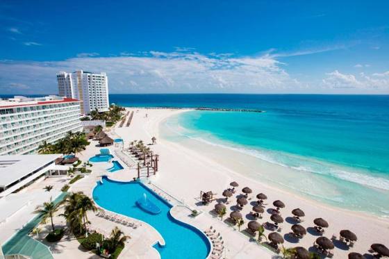 Hotel Krystal Cancun: Exterior view
