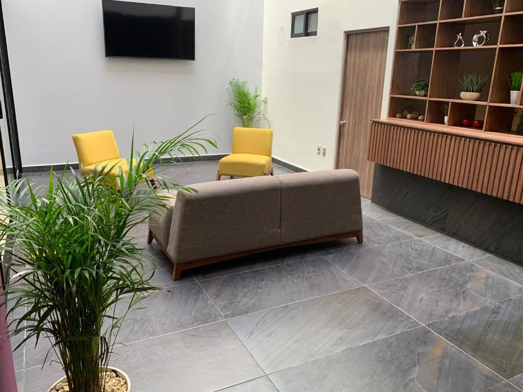 Hotel Luma by Kavia Cancun: Shared lounge/TV area