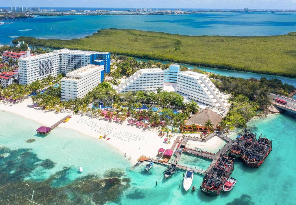 Hotel Oasis Palm: Property views