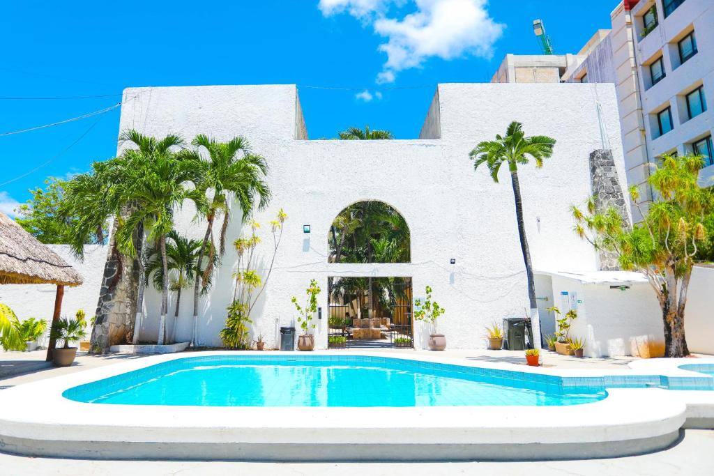 Hotel Parador: Swimming pool