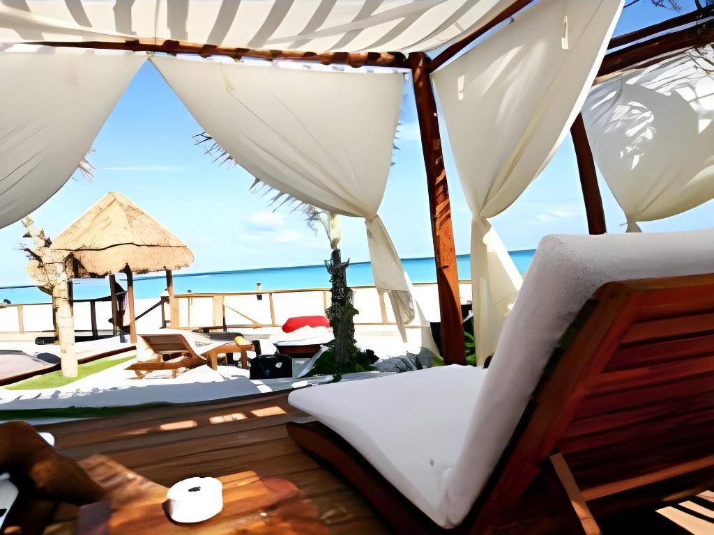 Hotel Parador: Swimming pool