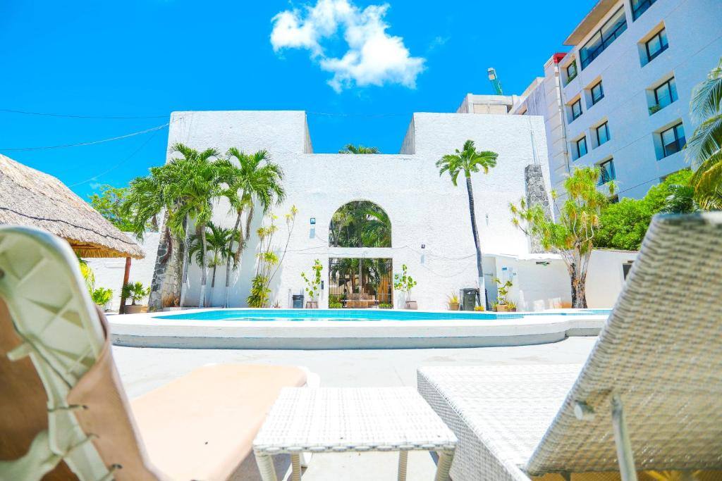 Hotel Parador: Swimming pool