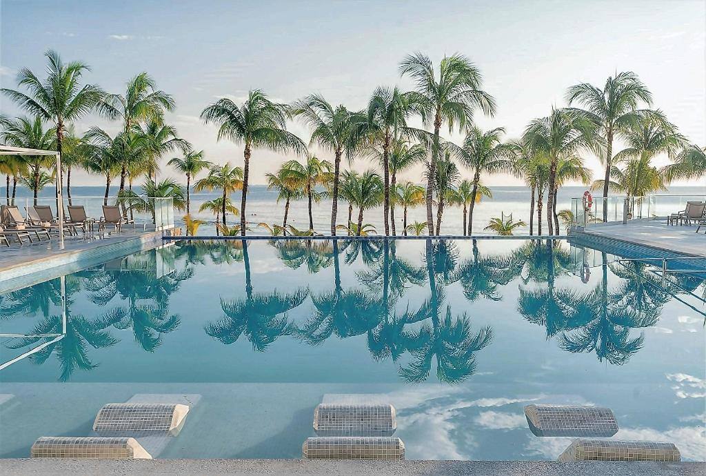 Hotel Riu Caribe: Swimming pool