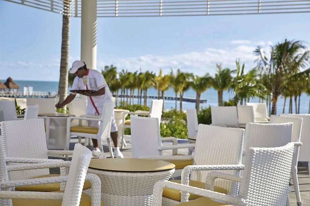 Hotel Riu Palace Costa Mujeres: Poolside bar